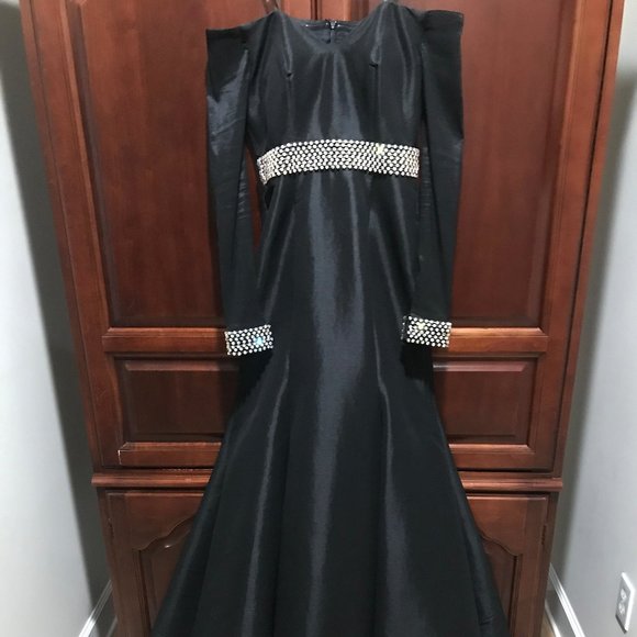 Beautiful long sleeve Dress - Picture 1 of 5